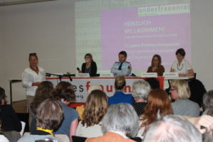 Podium bei der Informationsveranstaltung "11 Jahre Prositutionsgesetz: Bilanz und Handlungsbedarf aus Frauensicht" - April 2013 in Stuttgart v.l.: Claudia Sünder (LFR/Moderation), Yvonne Heine (Sozialwissenschaftl. Frauenforschungsinstitut Freiburg/Br.), Thomas Geiger (Polizeidirektion Stuttgart), Sabine Constabel (Sozialarbeiterin Stuttgart), Doris Köhncke (Fraueninformationszentrum Stuttgart)