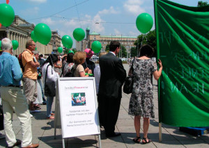 Solidaritätskundgebung des LFR für die iranische Frauenrechtsbewegung 2009 auf dem Schloßplatz in Stuttgart